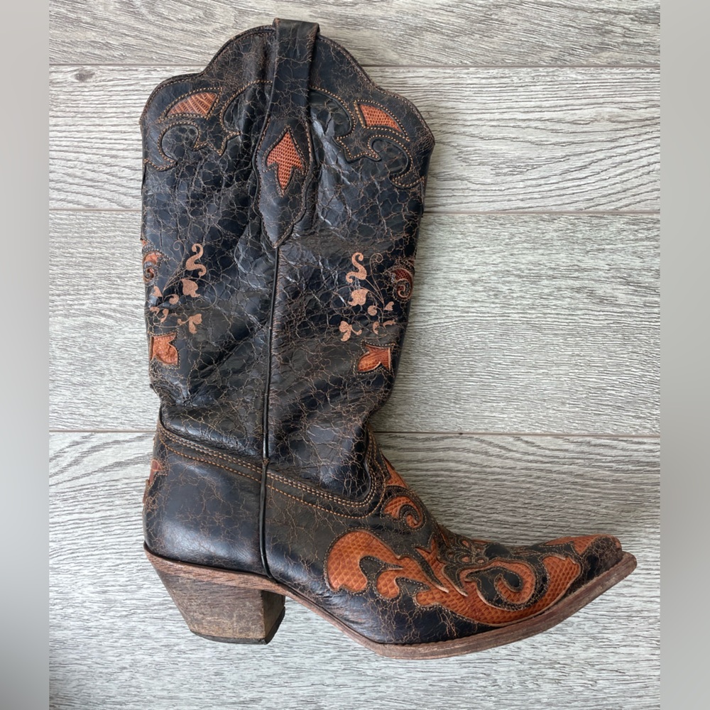 Corral Vintage made in Mexico cowboy boots. Worn in and comfy! Size W 9